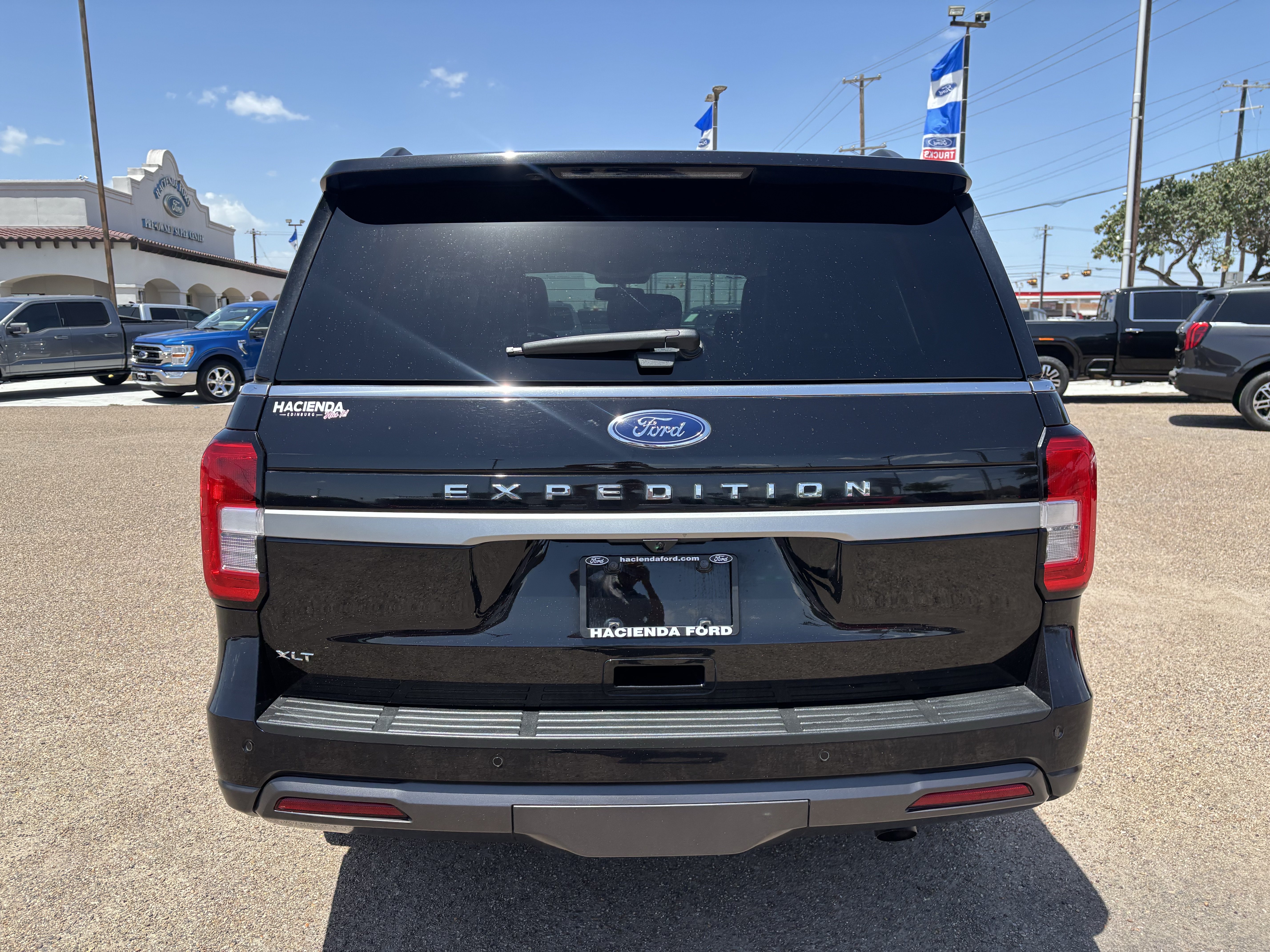 Certified 2023 Ford Expedition XLT RWD image 3