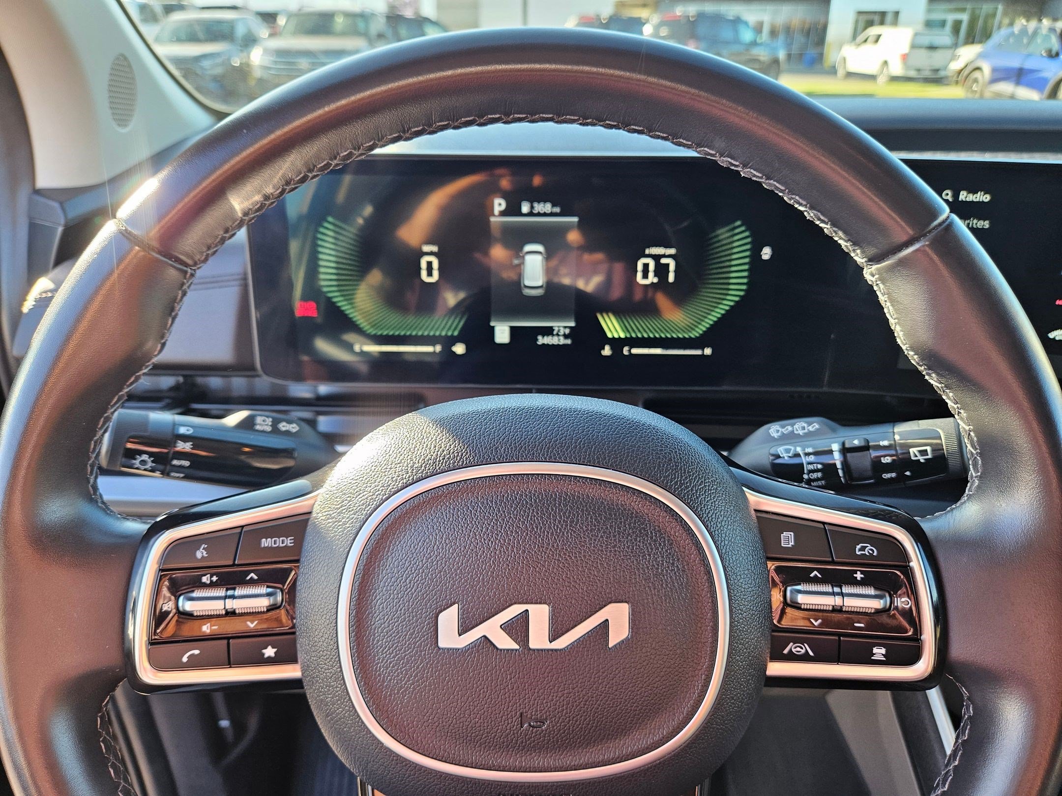 Used 2025 Kia Carnival FWD image 31