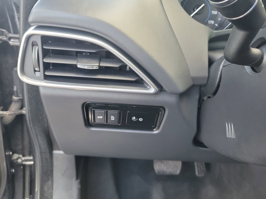 Used 2020 Jaguar F-PACE Premium image 30