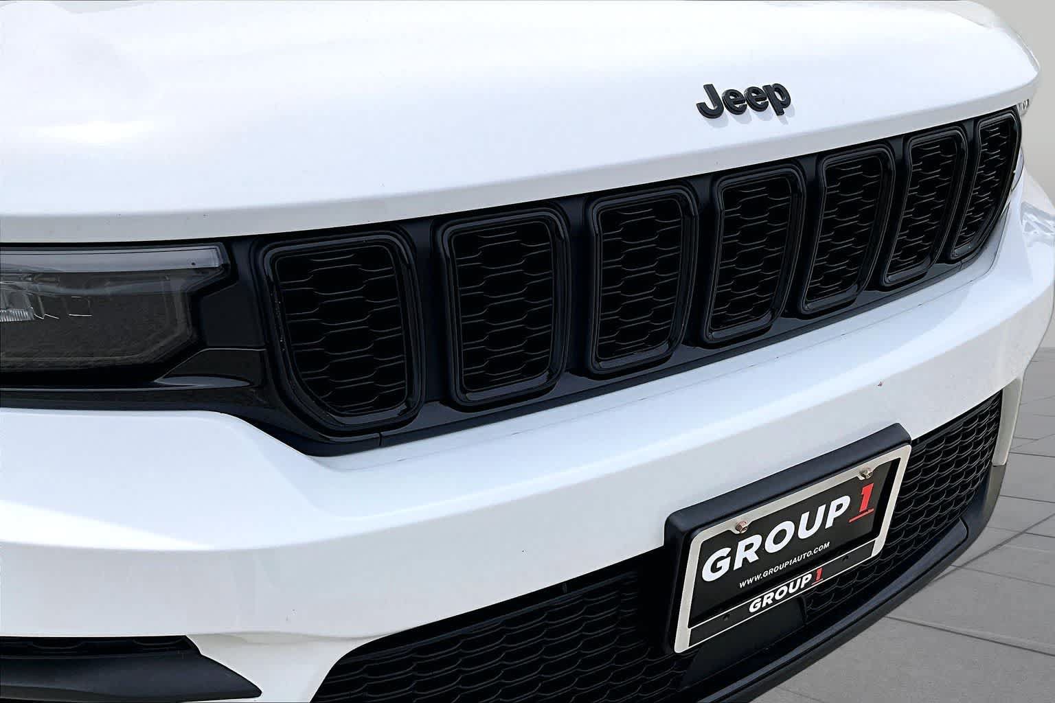 Used 2023 Jeep Grand Cherokee Laredo w/ Luxury Tech Group I AWD/4WD image 32