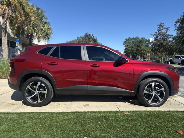 Used 2025 Chevrolet Trax RS w/ Sunroof Package FWD image 2