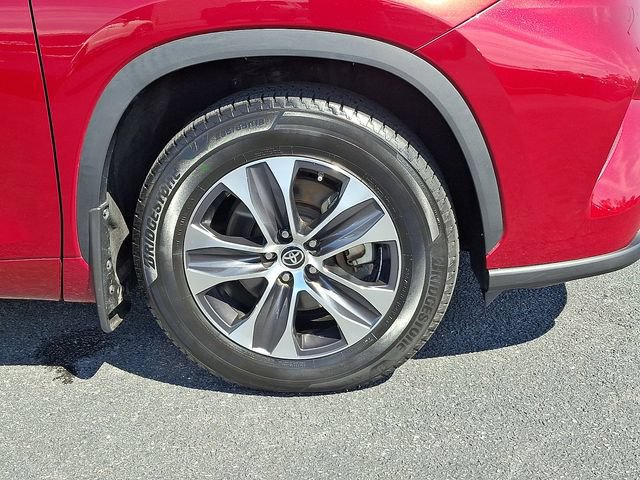 Used 2022 Toyota Highlander XLE AWD/4WD image 8