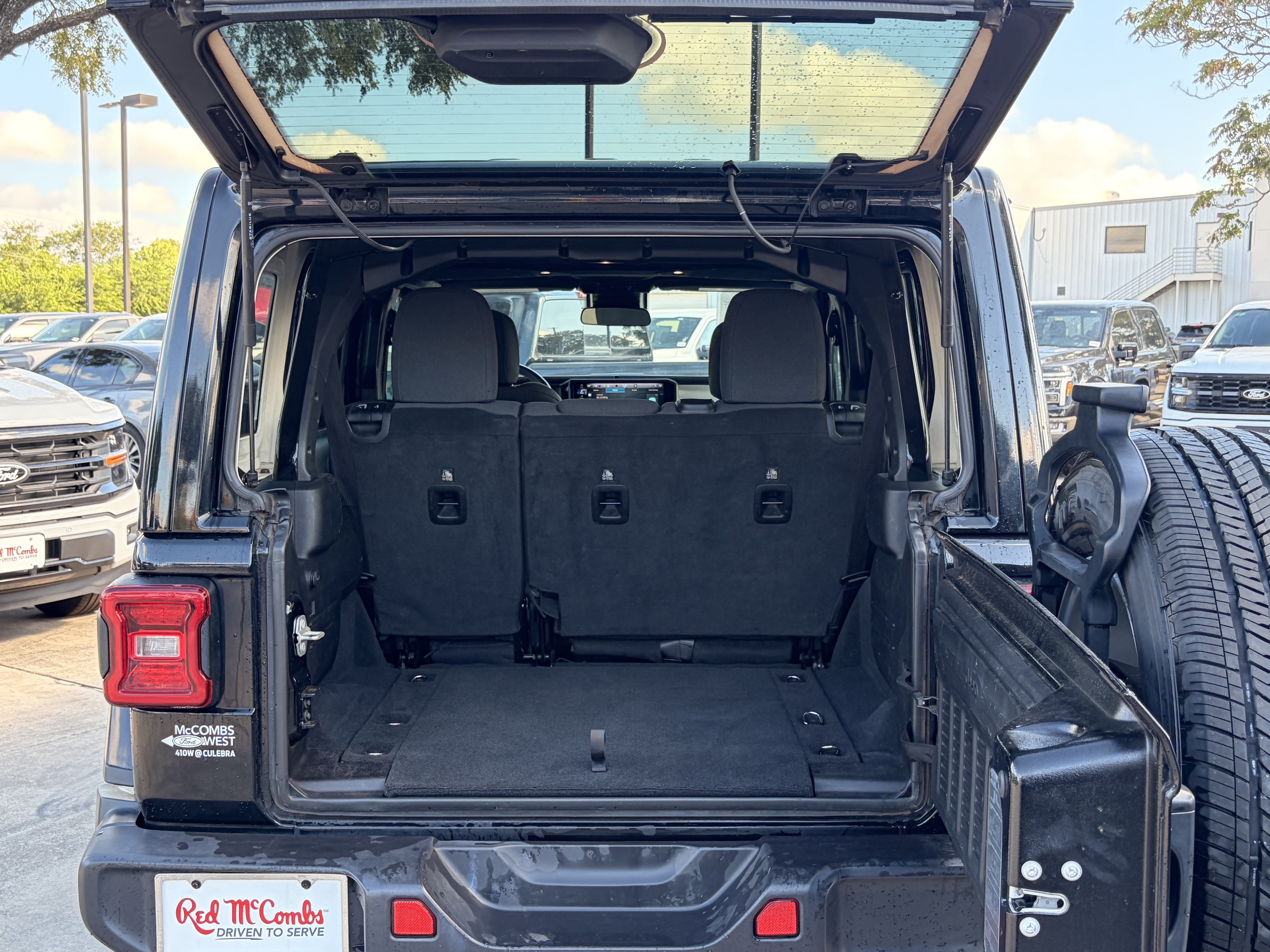 Used 2024 Jeep Wrangler Unlimited Sahara AWD/4WD image 7