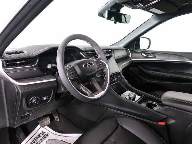 Used 2025 Jeep Grand Cherokee Limited w/ Luxury Tech Group II AWD/4WD image 10