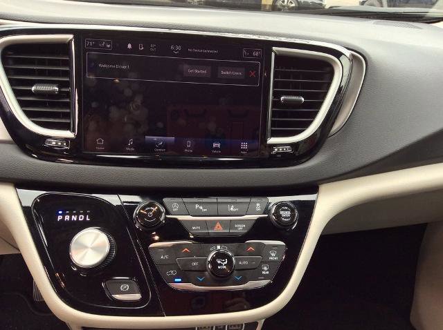 Used 2024 Chrysler Pacifica Touring-L image 30