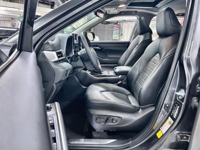Used 2024 Toyota Highlander XLE FWD image 12