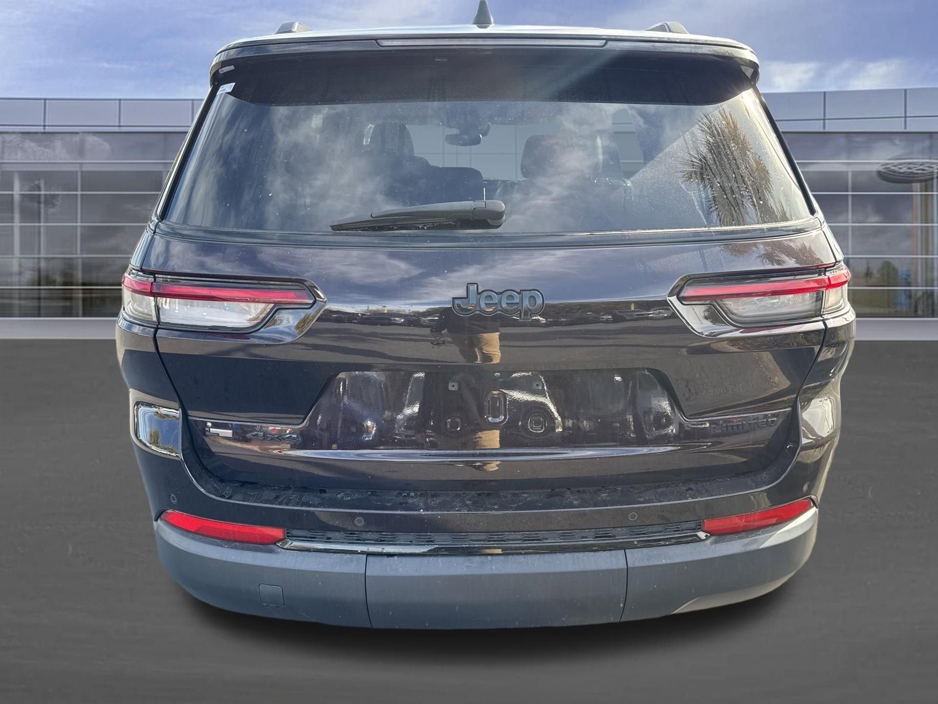 Used 2022 Jeep Grand Cherokee L Limited w/ Black Appearance Package image 7