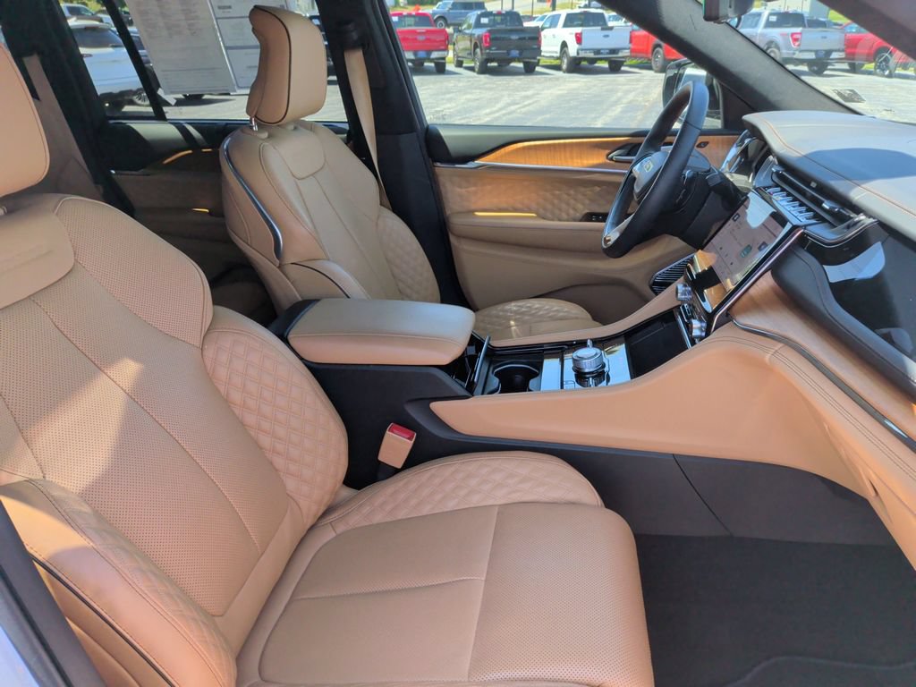Used 2023 Jeep Grand Cherokee Summit AWD/4WD image 16