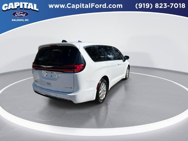 Used 2025 Chrysler Pacifica Select FWD image 8