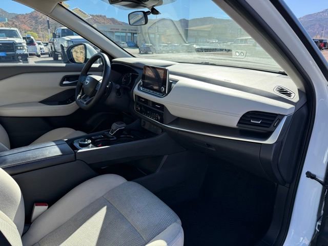Used 2025 Nissan Rogue SV AWD/4WD image 12