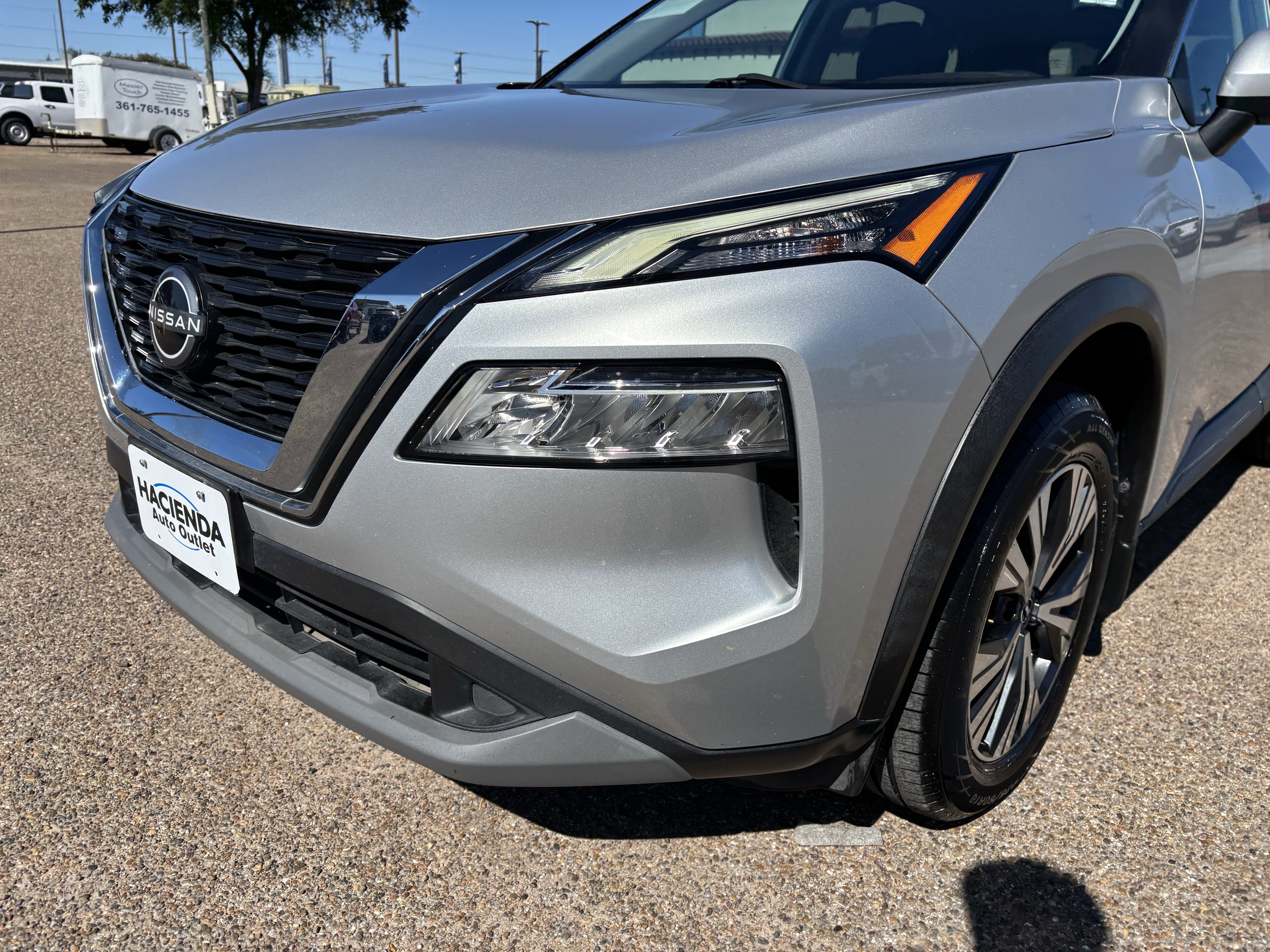 Used 2023 Nissan Rogue SV image 2