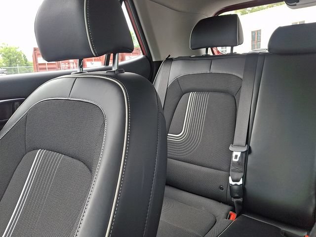 Used 2023 Hyundai Venue Limited FWD image 21