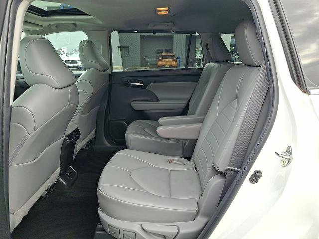 Used 2022 Toyota Highlander XLE AWD/4WD image 10