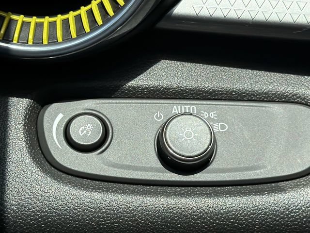 Used 2025 Chevrolet Trax LT FWD image 19