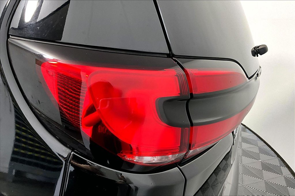 Used 2025 Chrysler Pacifica Limited FWD image 30