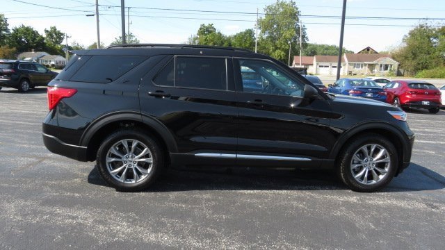 Certified 2022 Ford Explorer XLT w/ Equipment Group 202A image 6