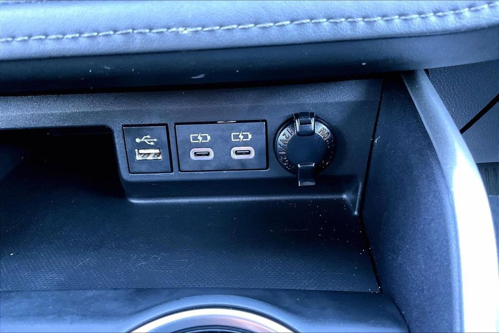 Used 2024 Toyota Highlander LE FWD image 32