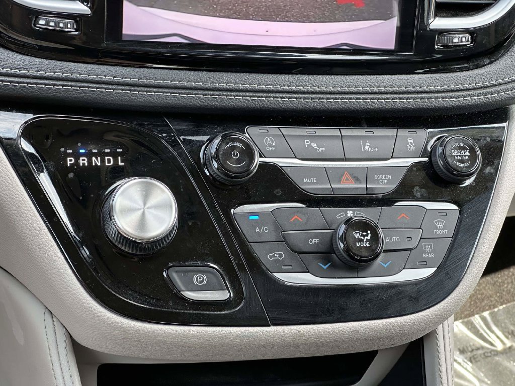 Used 2023 Chrysler Pacifica Limited FWD image 21