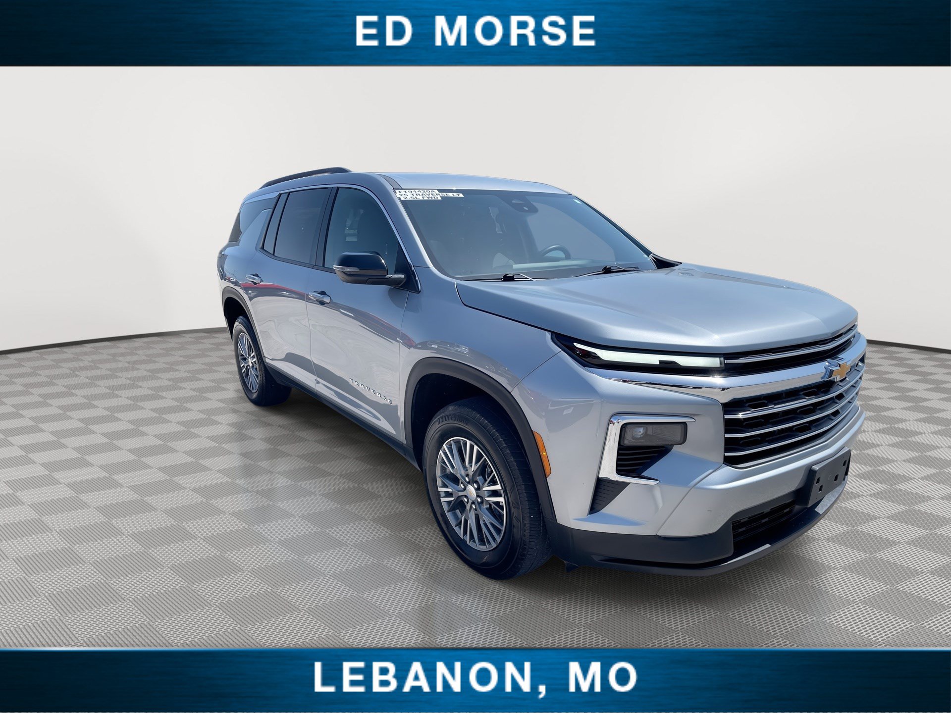 Used 2025 Chevrolet Traverse LT FWD image 2