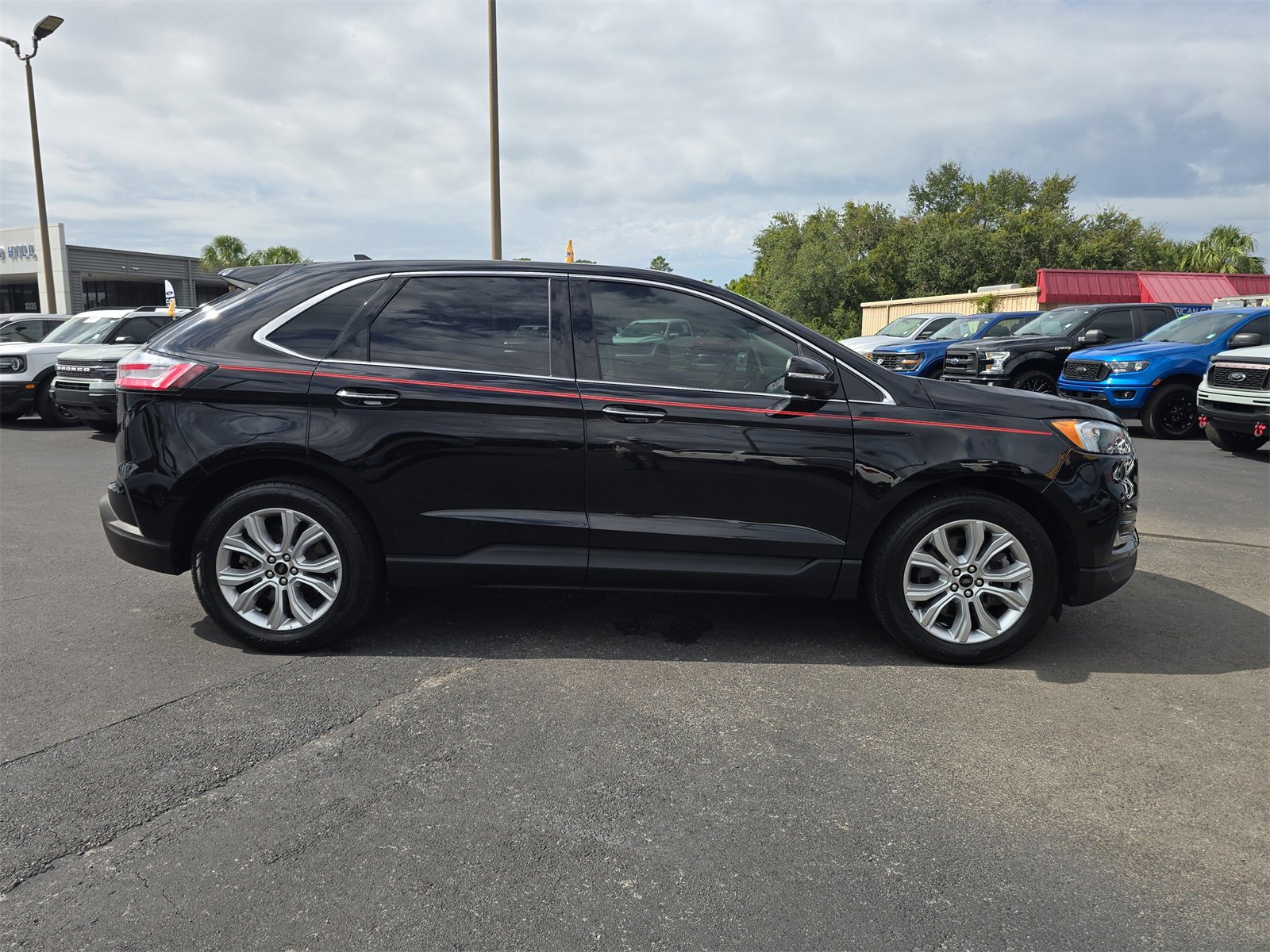 Certified 2023 Ford Edge Titanium image 3