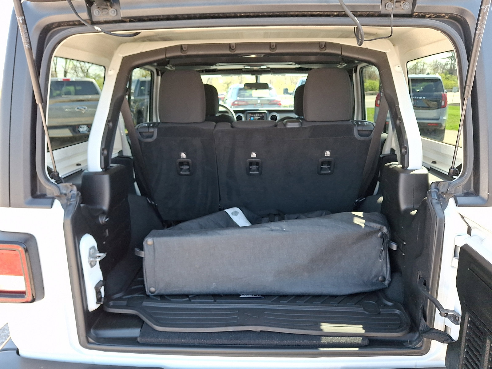 Used 2018 Jeep Wrangler Unlimited Sahara w/ Cold Weather Group image 31