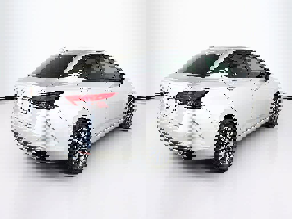 Used 2023 Nissan Versa SV image 5