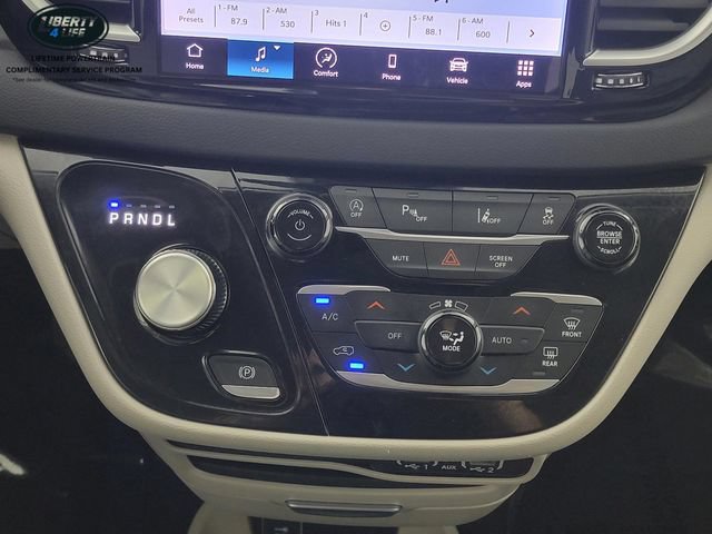 Used 2024 Chrysler Pacifica Touring-L FWD image 23