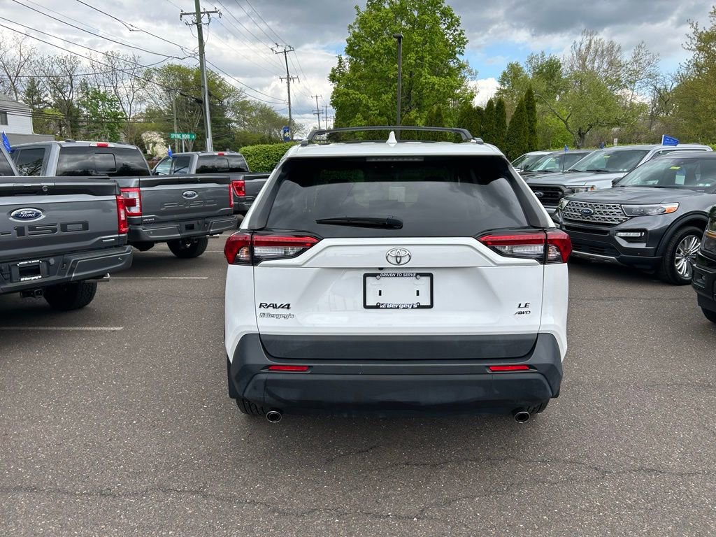 Used 2021 Toyota RAV4 LE AWD/4WD image 4