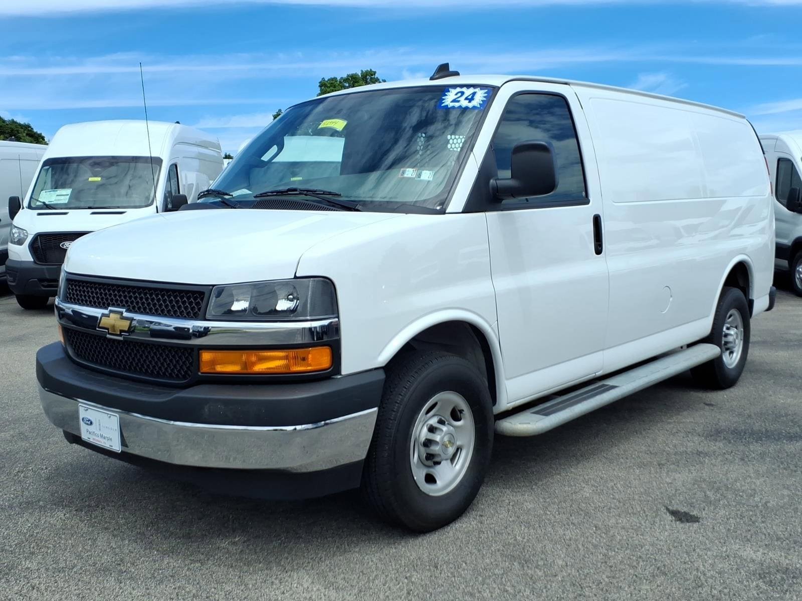 Used 2024 Chevrolet Express 2500 w/ Driver Convenience Package RWD image 7