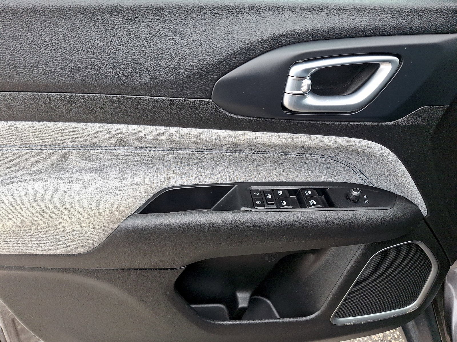 Used 2024 Jeep Compass Latitude image 11