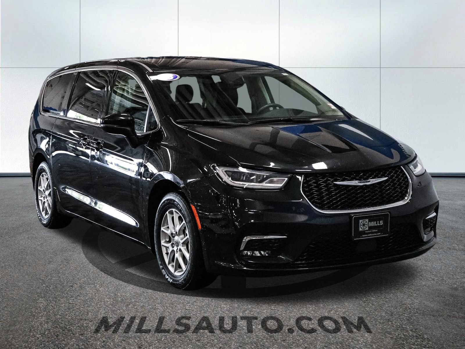 Used 2023 Chrysler Pacifica Touring-L FWD image 11