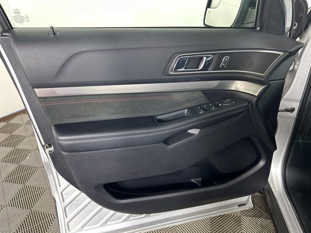 Certified 2018 Ford Explorer XLT w/ Equipment Group 202A AWD/4WD image 9
