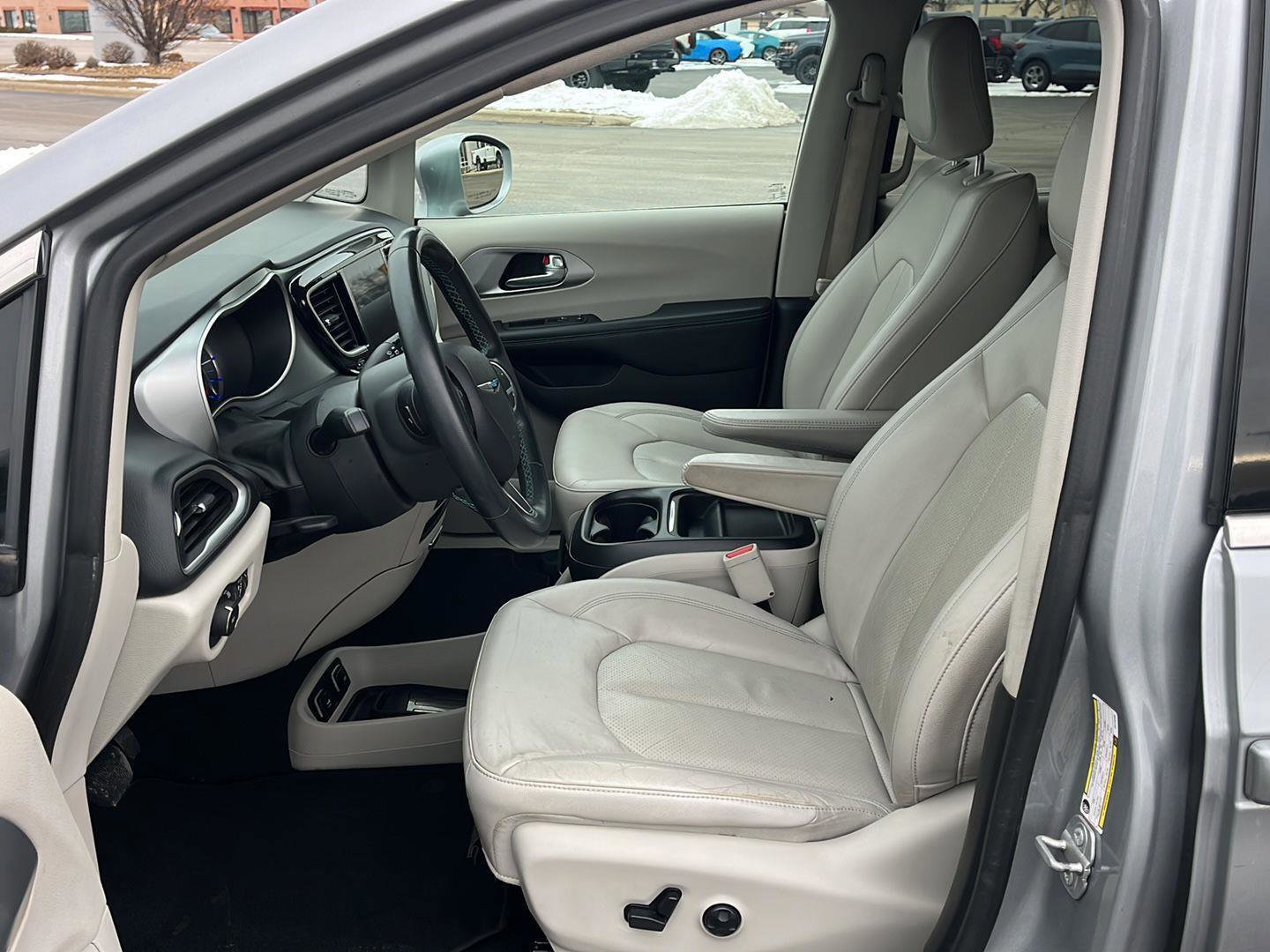 Used 2018 Chrysler Pacifica Touring-L image 10