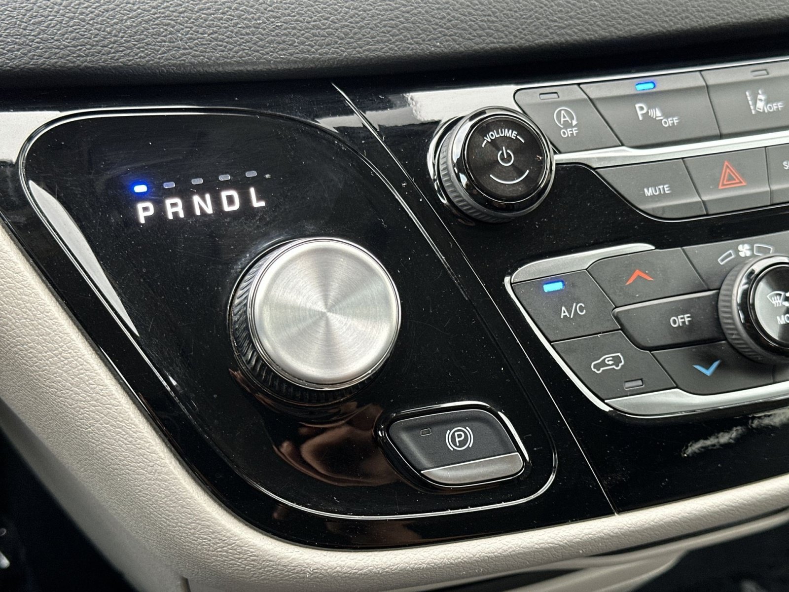 Used 2024 Chrysler Pacifica Touring-L FWD image 23