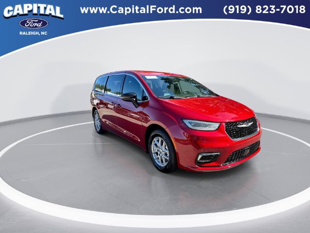 Used 2025 Chrysler Pacifica Select FWD image 2