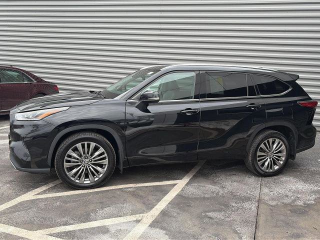 Used 2021 Toyota Highlander Platinum image 2