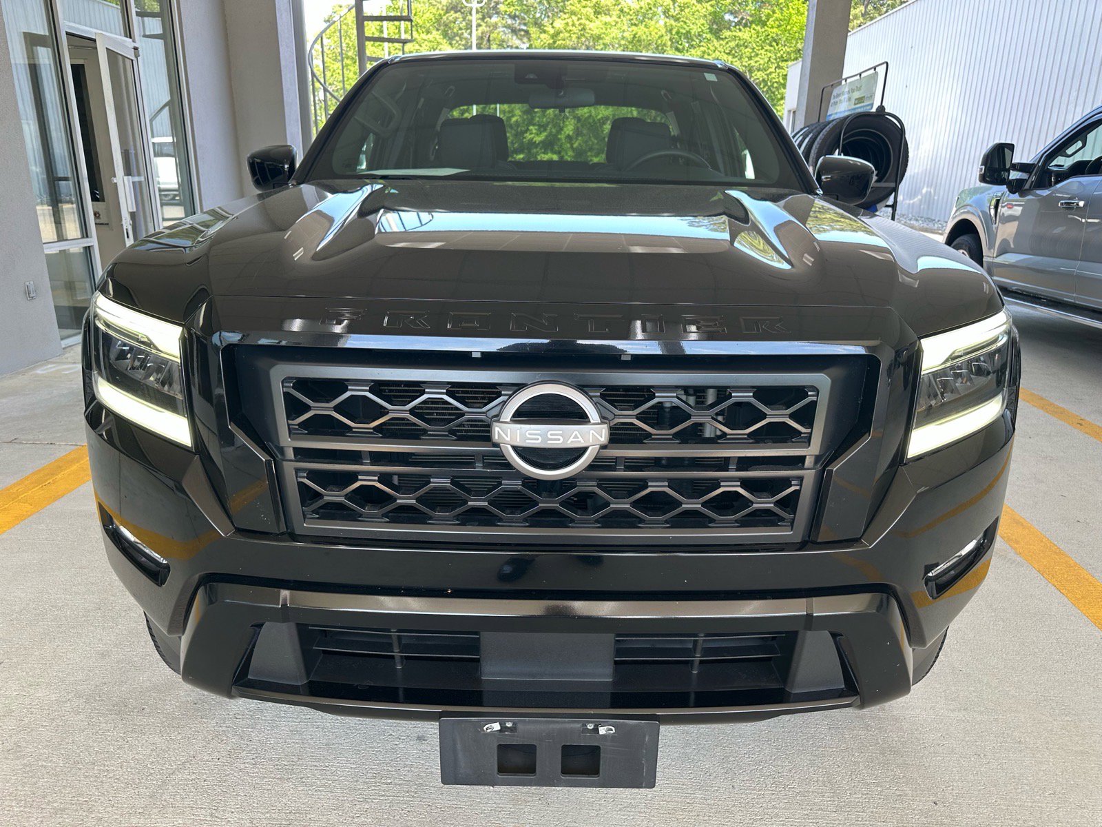 Used 2023 Nissan Frontier SV w/ Midnight Edition Package RWD image 5