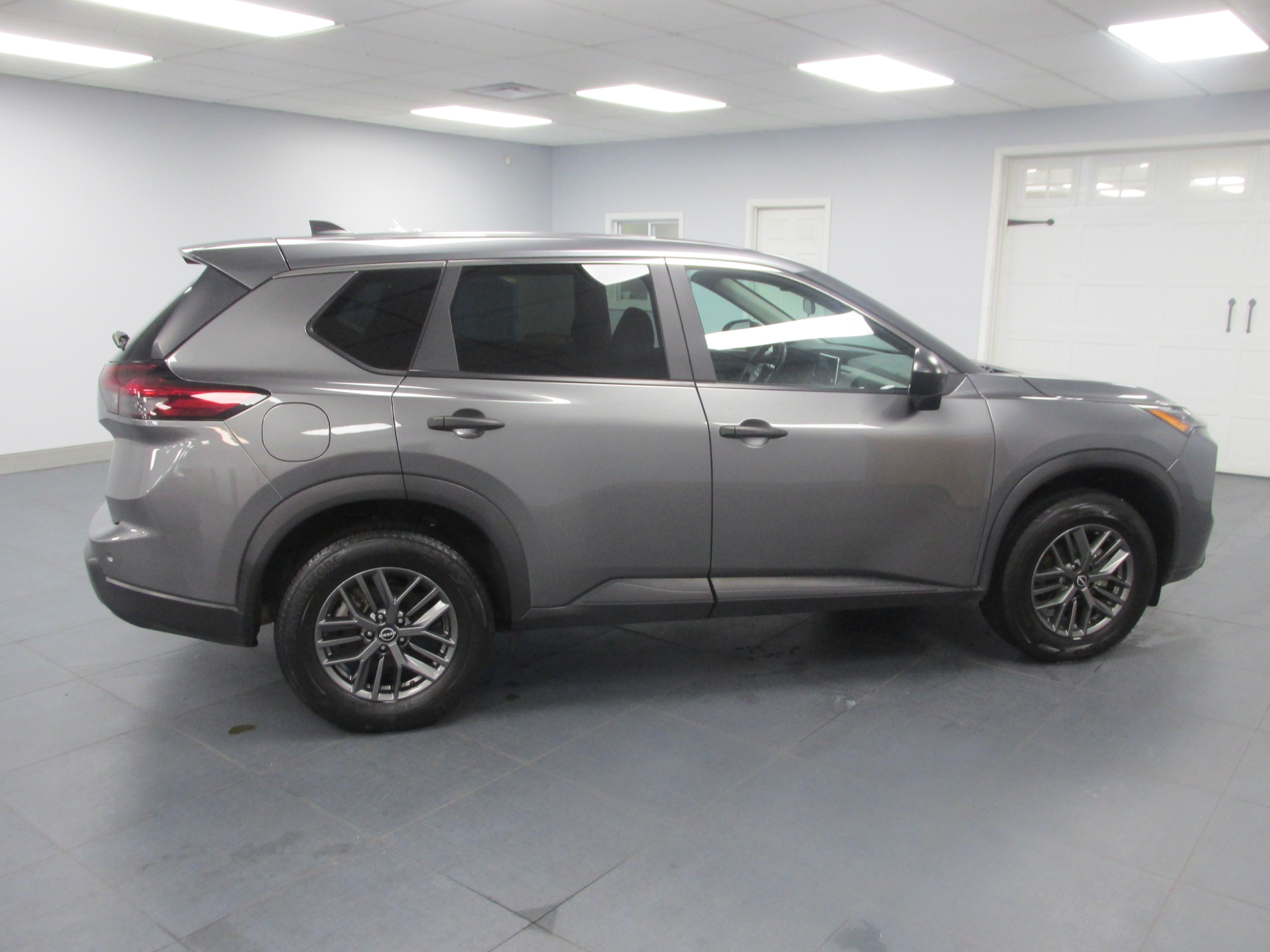 Used 2024 Nissan Rogue S FWD image 4