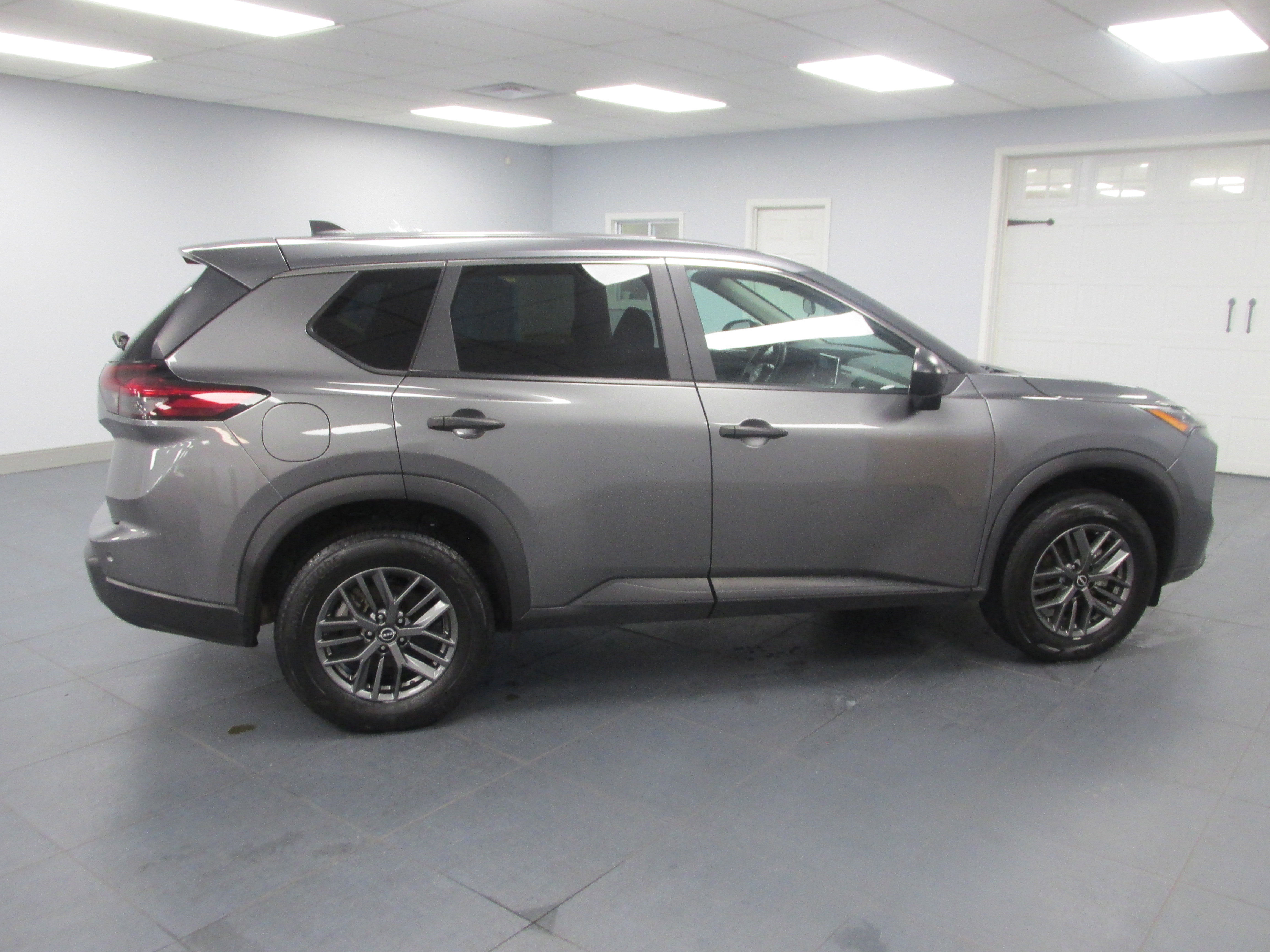 Used 2024 Nissan Rogue S FWD image 4