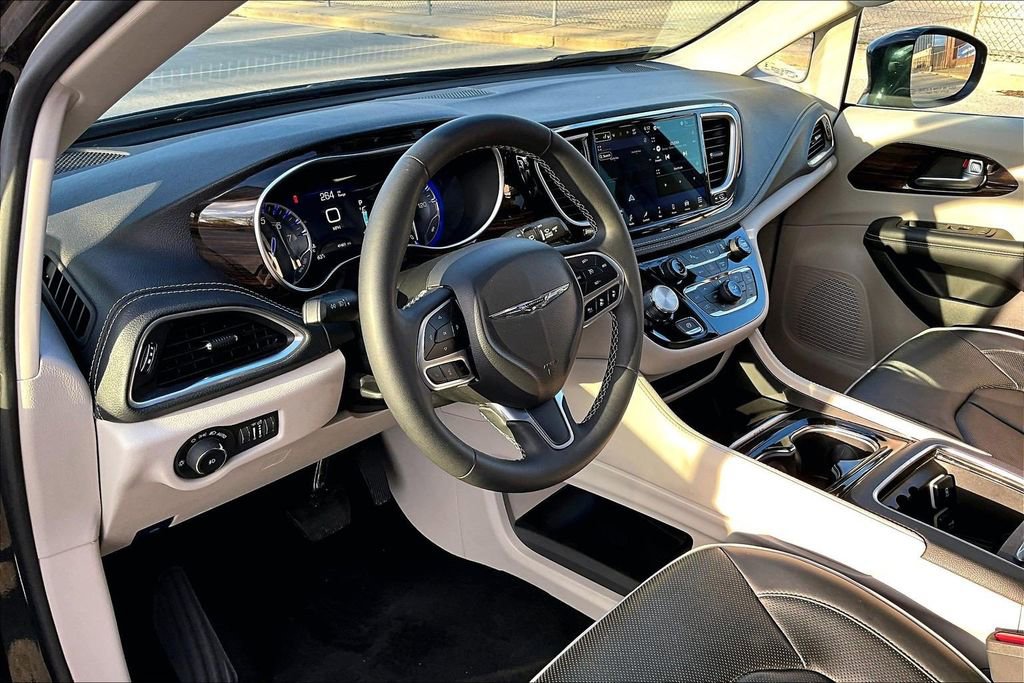 Used 2024 Chrysler Pacifica Limited FWD image 13