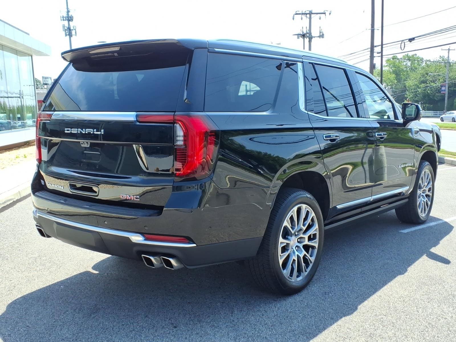 Used 2025 GMC Yukon Denali w/ Denali Reserve Package AWD/4WD image 3