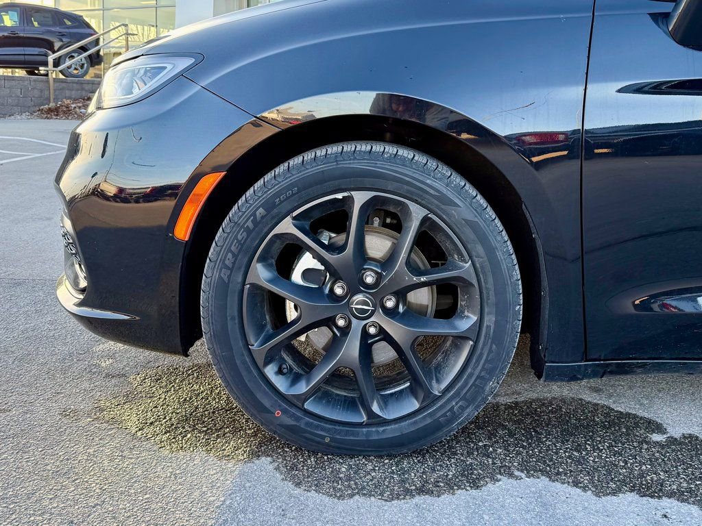 Used 2025 Chrysler Pacifica Limited image 29