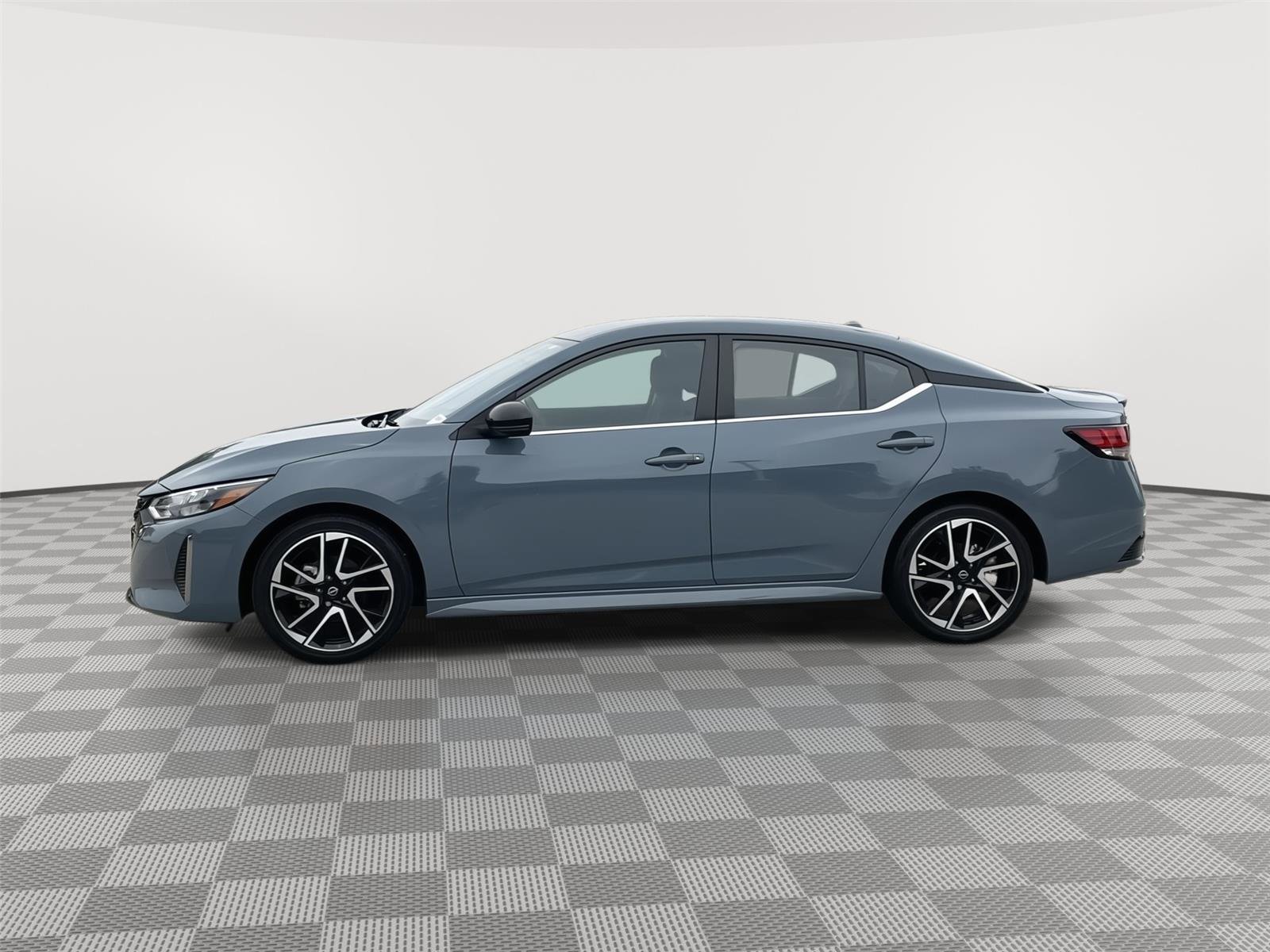 Used 2024 Nissan Sentra SR FWD image 2