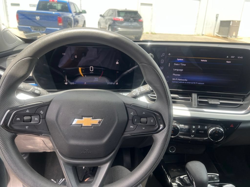 Used 2025 Chevrolet Trax LT FWD image 9