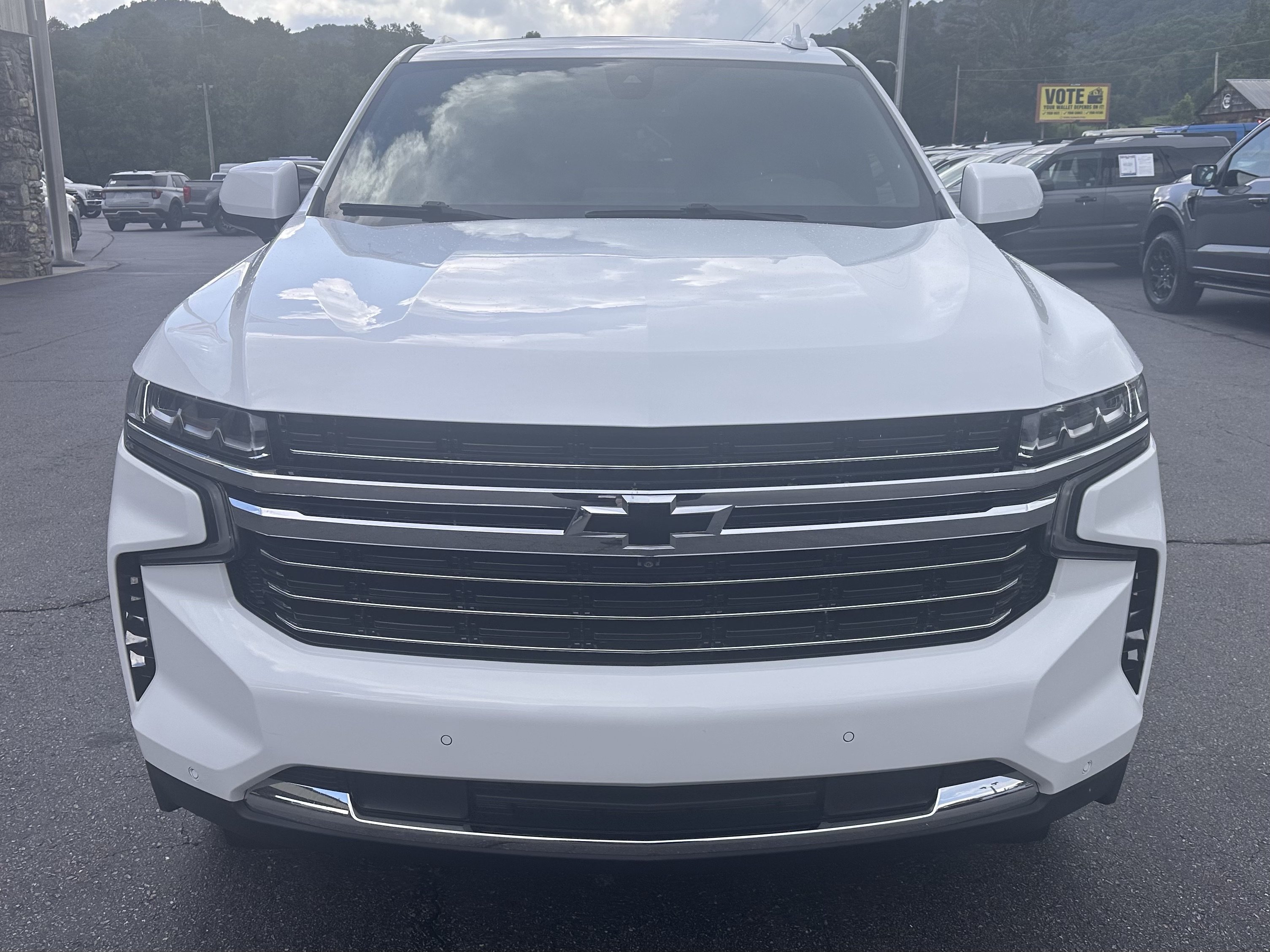 Used 2022 Chevrolet Suburban LT w/ LT Signature Package AWD/4WD image 3