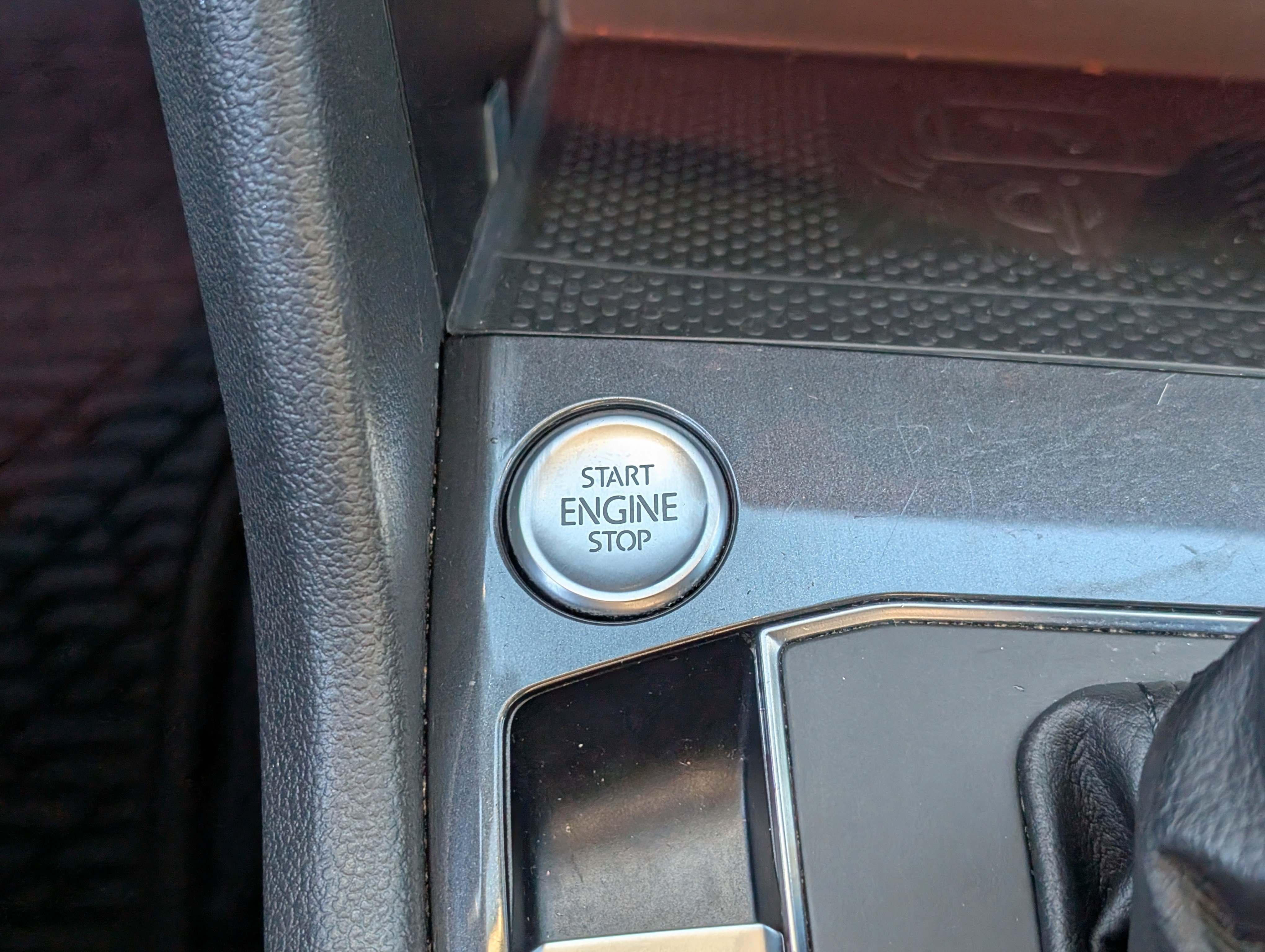 Used 2020 Volkswagen Tiguan SE image 24