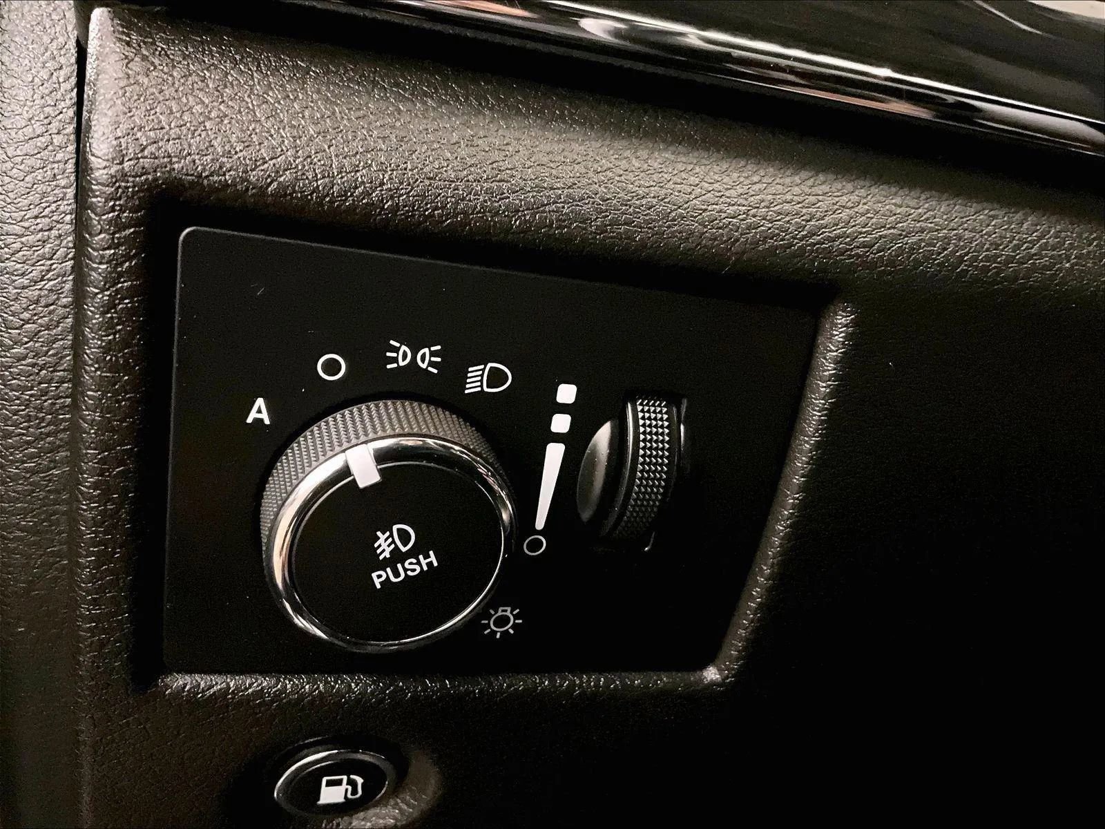 Used 2019 Jeep Grand Cherokee Overland AWD/4WD image 30