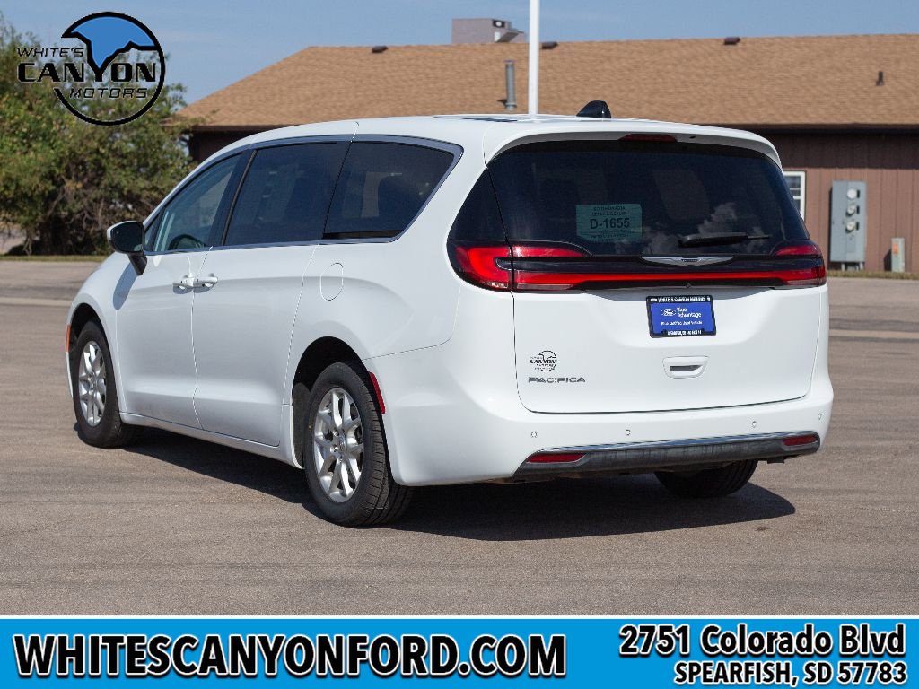 Used 2023 Chrysler Pacifica Touring-L FWD image 5