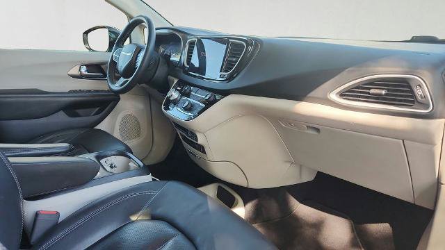 Used 2022 Chrysler Pacifica Touring-L FWD image 32