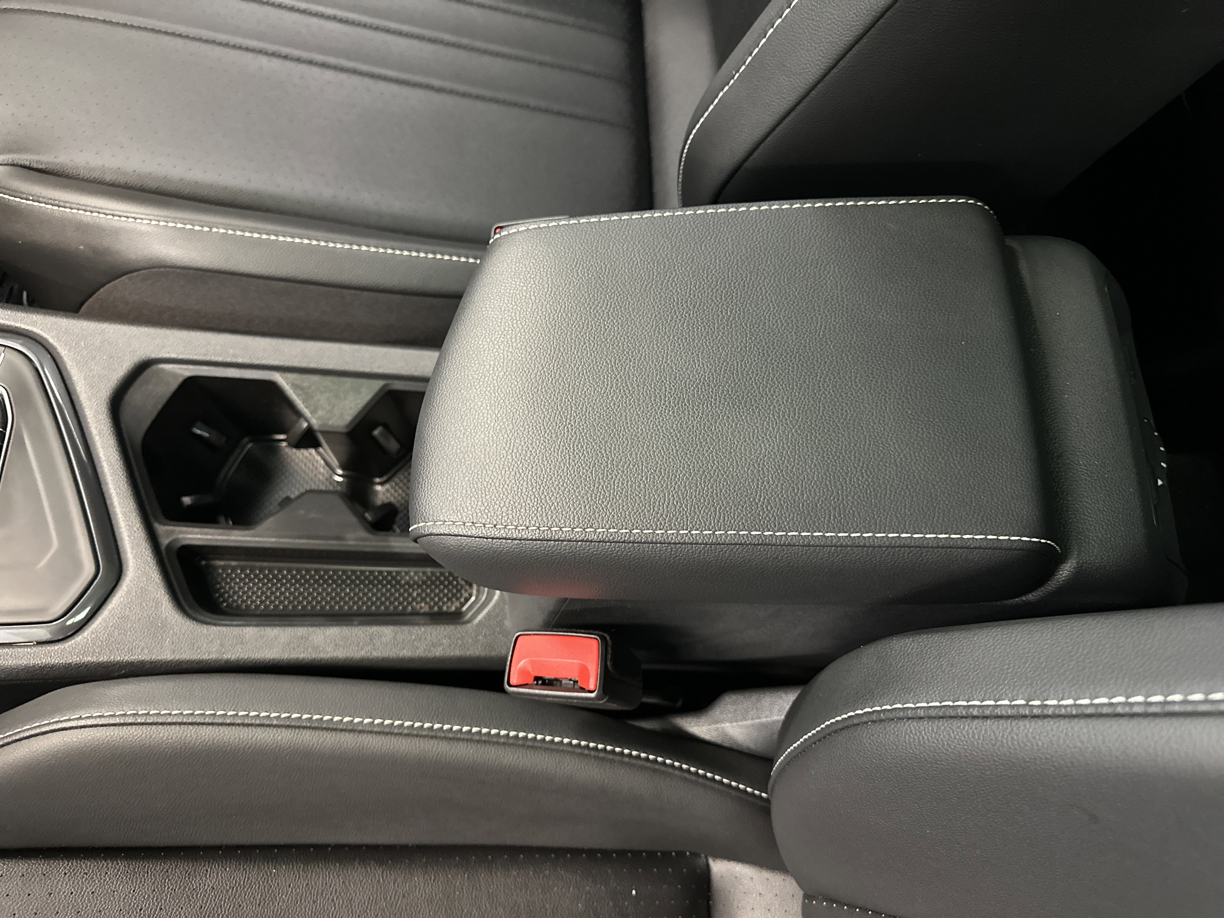 Used 2024 Volkswagen Tiguan SE R-Line image 31